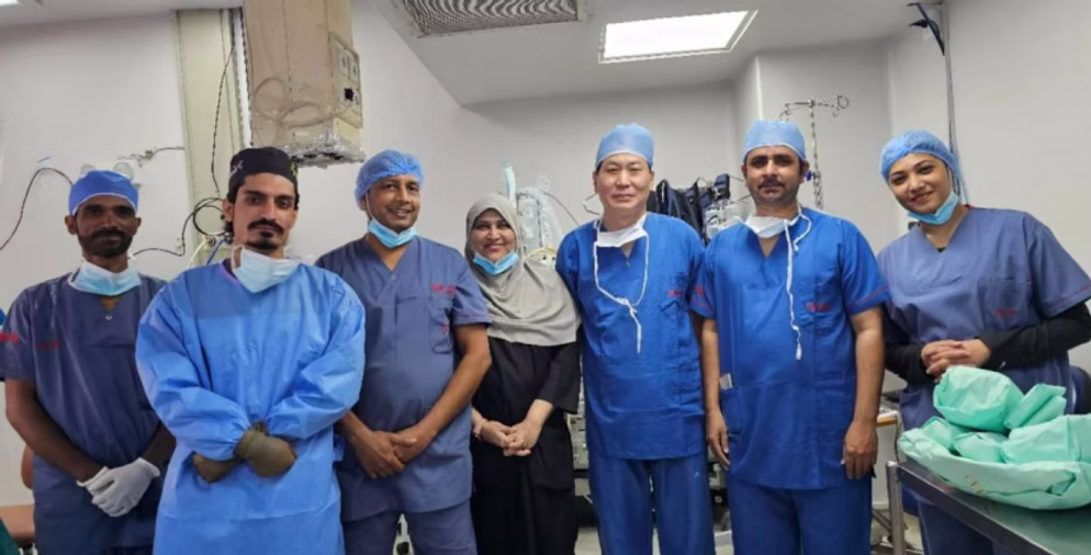 Dr. Wang with Pakistani surgeons