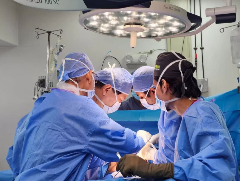 Dr. Wang collaborating with Pakistani doctors during surgery