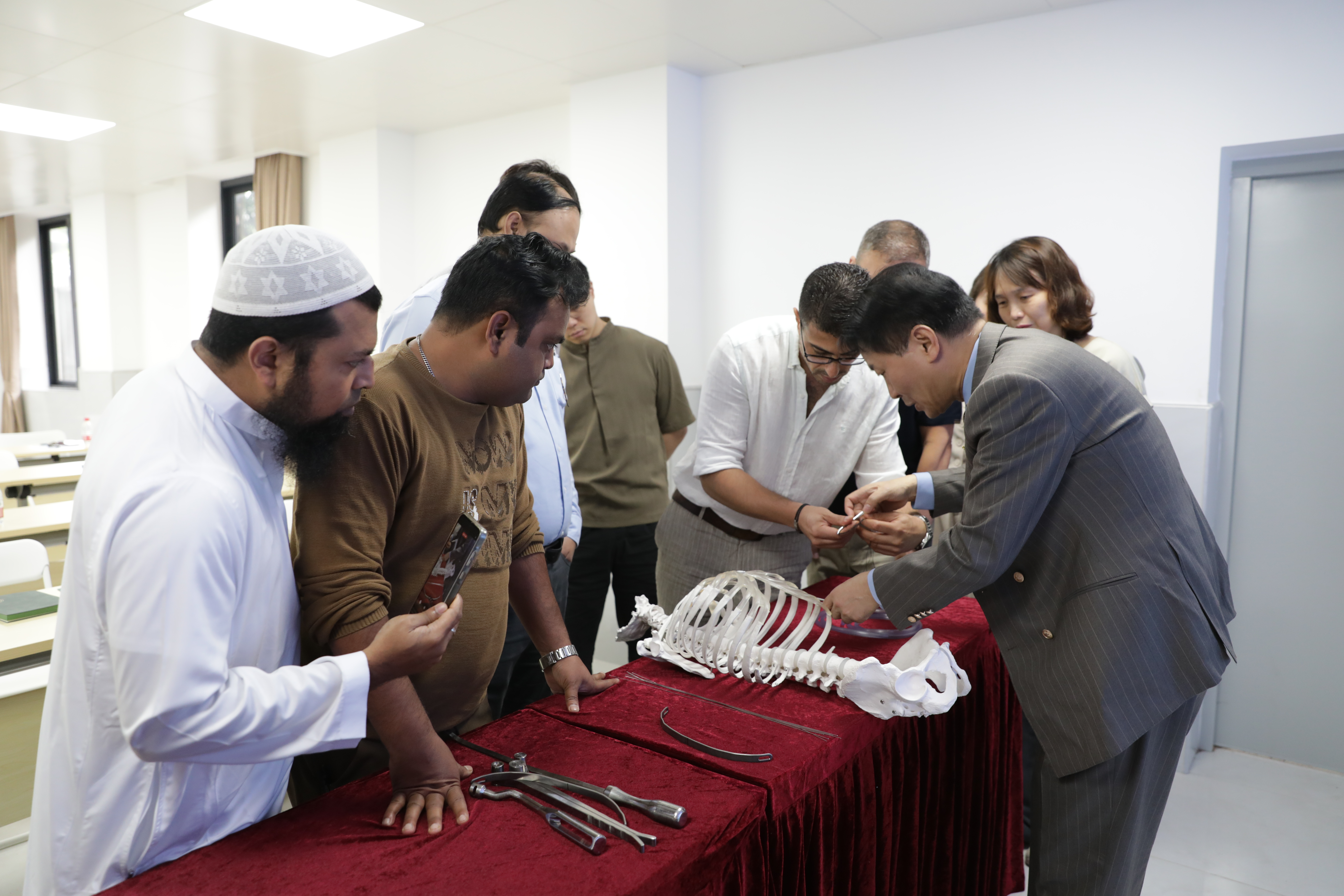 Professor Wenlin Wang demonstrates surgical techniques and explains key procedures to foreign surgeons.