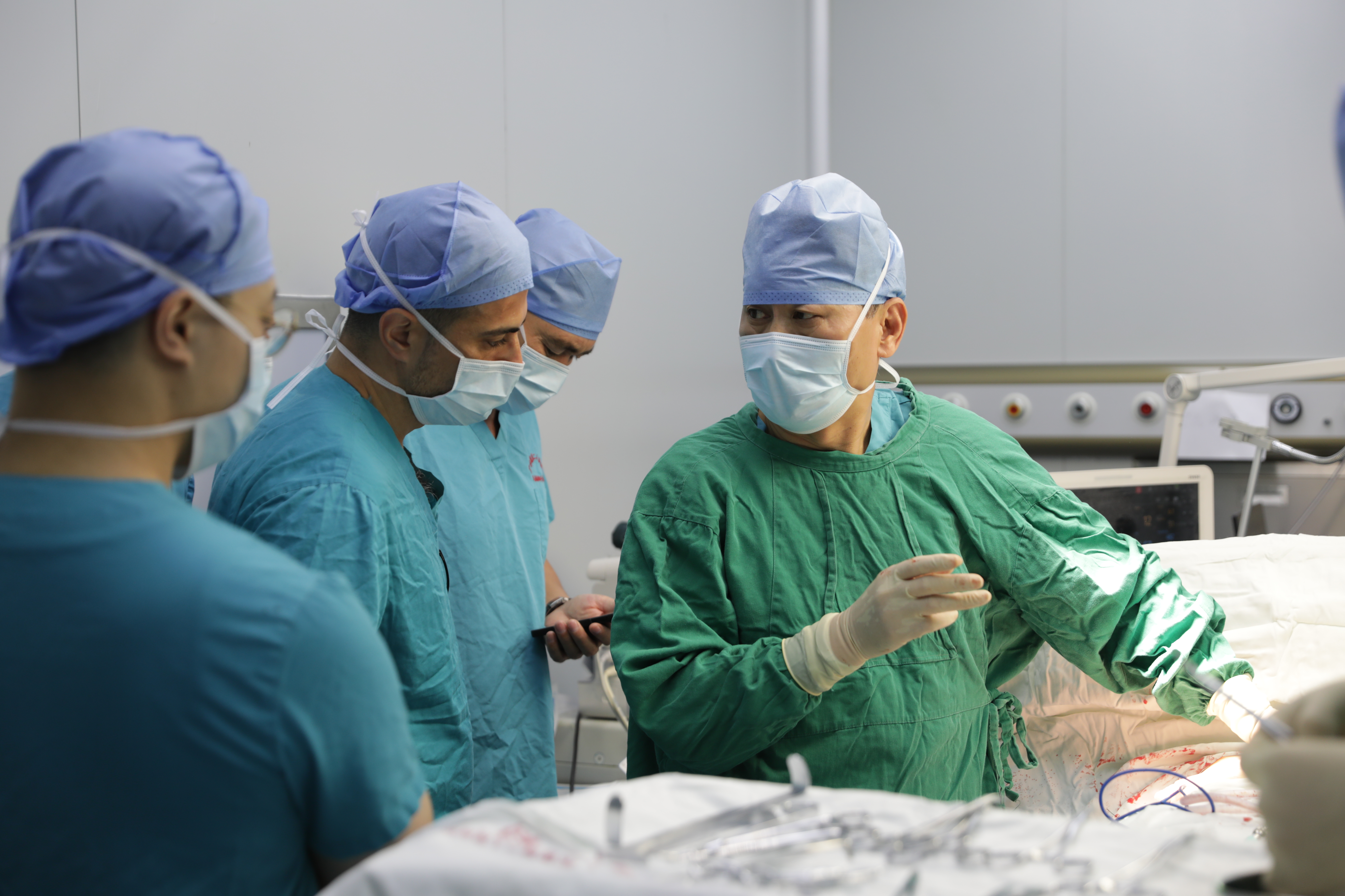 Professor Wenlin Wang explains key surgical techniques during a live operation.